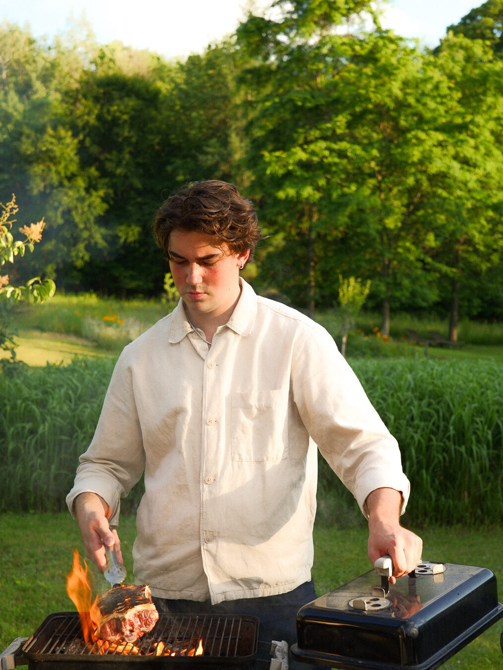 Chef Ardence à la grillade en plein air